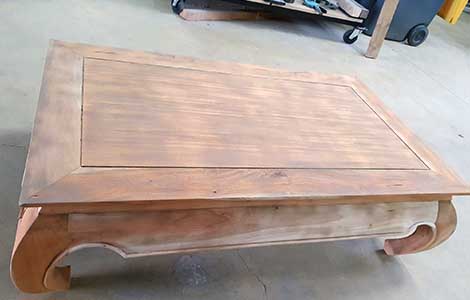 Table en bois passée au sablage